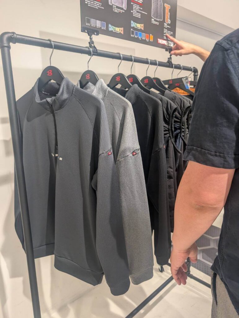 バートル4113ハーフジップシャツ展示
